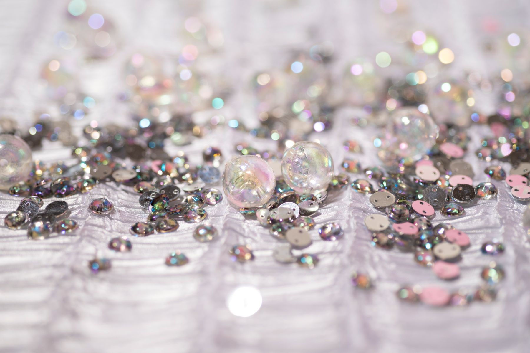 Z czego jest robiona biżuteria Swarovski?